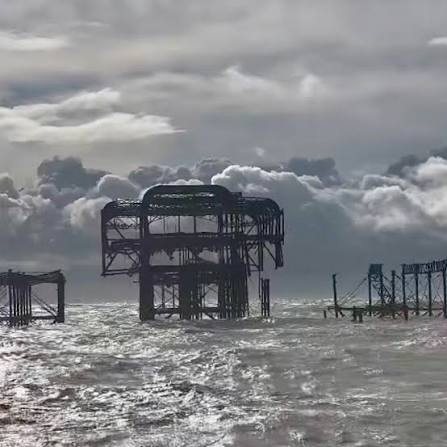 technonator's tweet photo. 1. resim İngiltere Brighton'da fırtınada çöken iskele, 2. resim iskelenin önceki hali. Aradaki farkı bulun. 

İngilizler aksiyonu seviyor. https://t.co/fe6XtKCT01