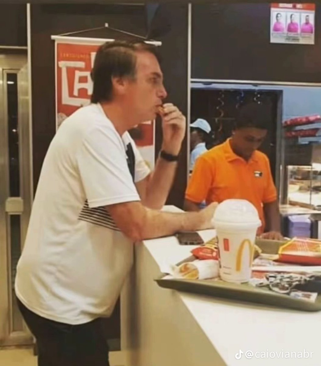 FLUGEL_L's tweet photo. @PunkRecordsLab Olha como eles são sedentos pelo poder.
Isso nem é família, é uma seita! 
O grande mal desse país é a família Bolsonaro, por causa deles aconteceram os maiores escândalos do país, antes deles lula era só um cara normal que caiu no golpe dessa família. https://t.co/tWu79570jz