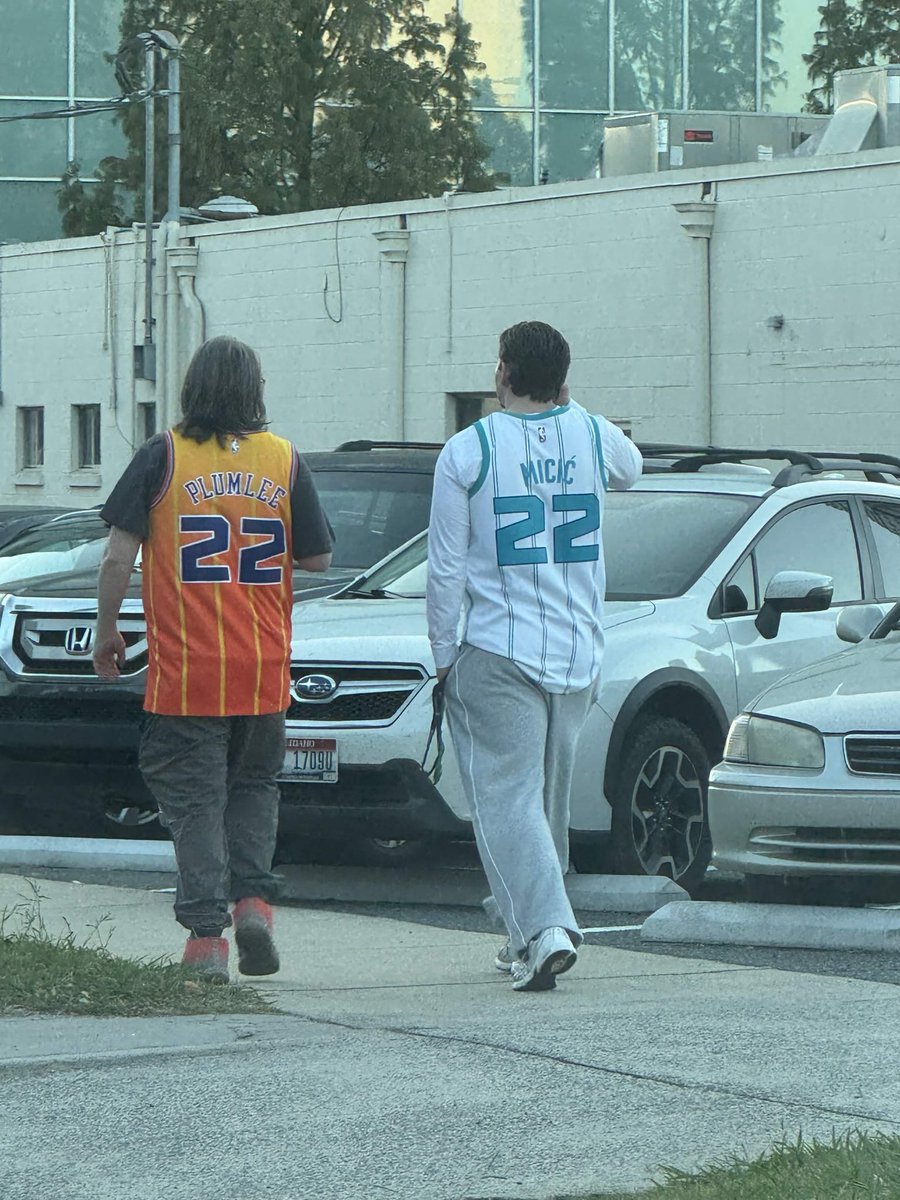 SportCLT's tweet photo. Spotted tonight at the Charlotte Hornets game: https://t.co/mRr7tJKX2C