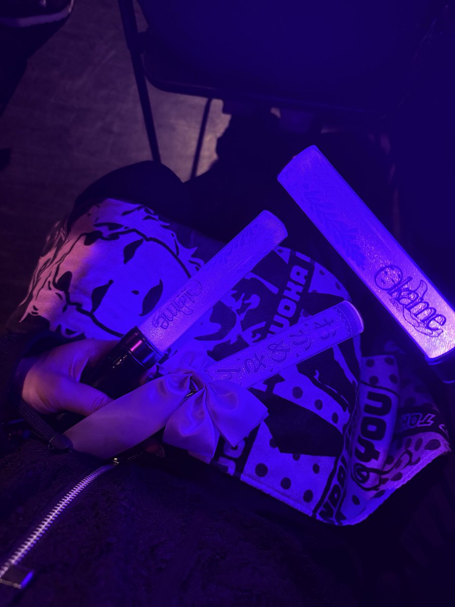 haru_okm2's tweet photo. 2部は下のフロアだったので隙間産業だったけどステージまで近かったから一部とはまた見え方が違って良かった☺️
まさかイソメン倶楽部さんとワードウルフやるとは笑 黄ちゃんめっちゃ面白くて可愛い🤣💛ダンスバトルのおかめさん連続で音ハメ凄すぎカッコイイ🥹💜
#おかめバックトゥーユー https://t.co/N3XHjZJSTs