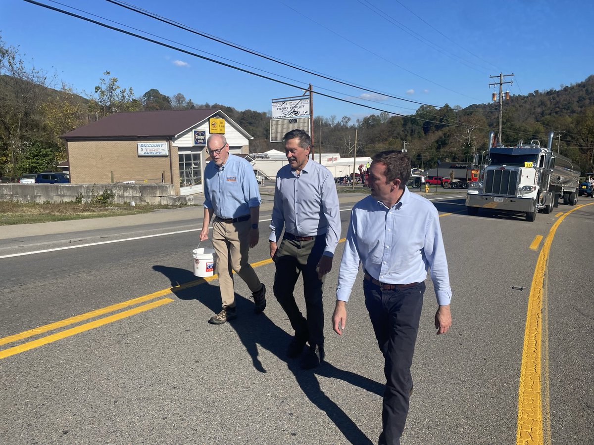 MorganGriffith's tweet photo. I joined Delegate Terry Kilgore, Senator Todd Pillion, and the Lee County GOP for the Tobacco Festival Parade in Pennington Gap. https://t.co/M2CpA1Vy7l
