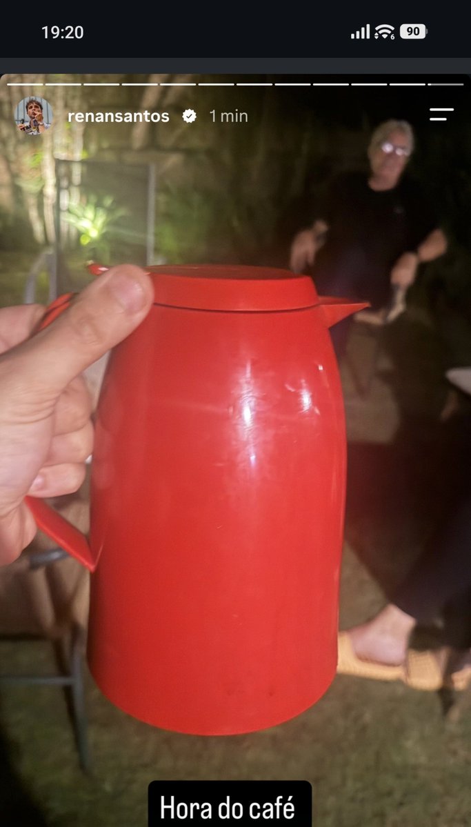 2026Enquetes's tweet photo. 🚨😱 URGENTE 

Faltando menos de 24 horas para a eleição Renan Santos posta uma foto de uma garrafa vermelha. https://t.co/j3TVph96q0