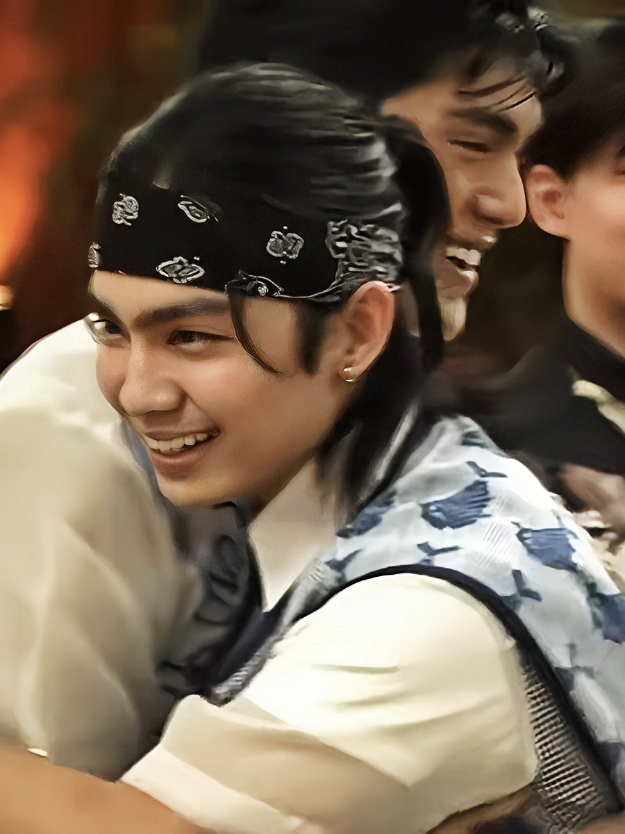 LilMissRamen's tweet photo. Habang tinitingnan ko ’tong si Jeo Ong, parang kahawig niya si JUMONG! Beh, pinaglihi ka ba ng mama mo sa kanya? HAHAHAHAHA

Good luck na lang talaga sa mga shippers diyan! Expected ko na ’to na marami talagang ma-i-ship sa kanya kasi, hello, NAPAKA-GWAPO! Tapos feeling ko, super down-to-earth at gentleman pa!

Punyeta, nahulog na naman ako sa GENTLEMAN EH! HAHAHAHAHA

#PBBCollab3 #JeoOng