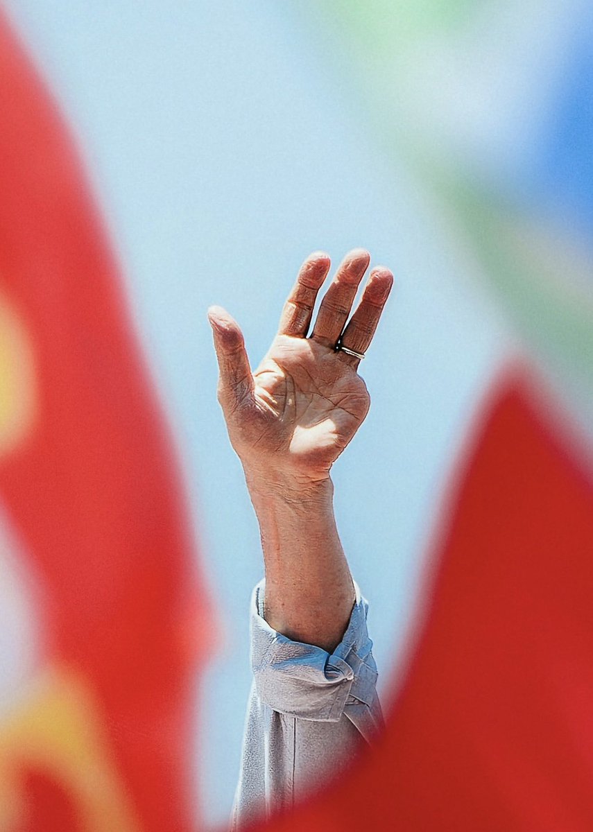 ElNecio_Cuba's tweet photo. Bolsonaro convirtió la mano izquierda de Lula en un SÍMBOLO NACIONAL el día antes de la elección en Brasil 🇧🇷 https://t.co/Os84nrsqRo