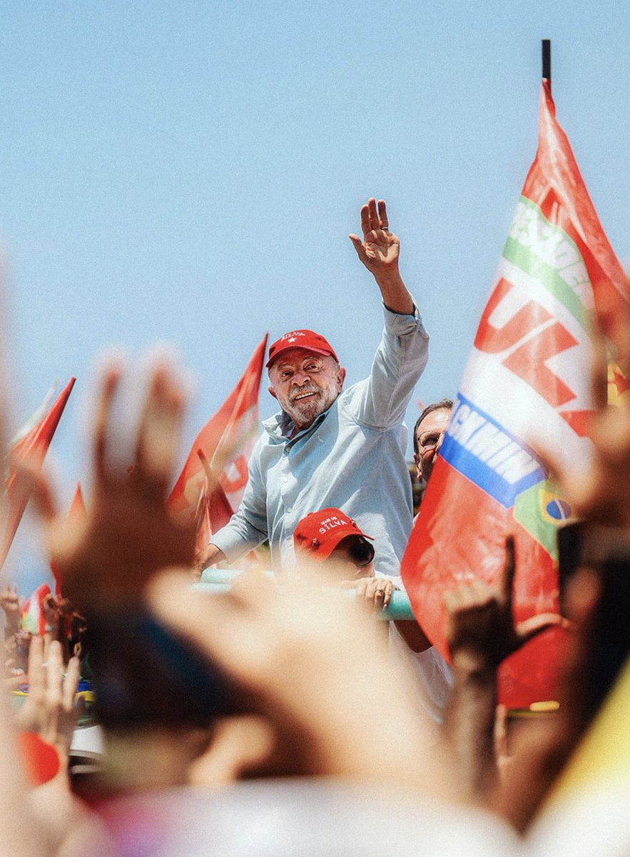 ElNecio_Cuba's tweet photo. Bolsonaro convirtió la mano izquierda de Lula en un SÍMBOLO NACIONAL el día antes de la elección en Brasil 🇧🇷 https://t.co/Os84nrsqRo