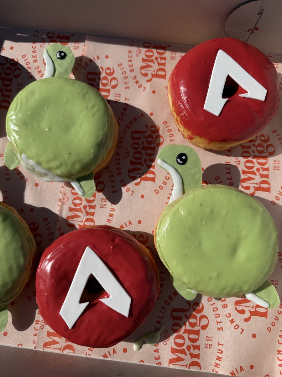 Ranger_Cali's tweet photo. In celebration of ALGS next weekend here are some Apex &amp; Nessie themed donuts❤️💚 https://t.co/GzJ0wQC15k