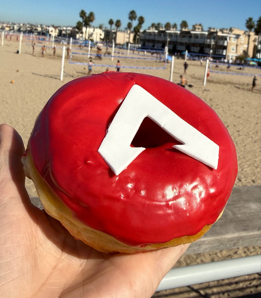 Ranger_Cali's tweet photo. In celebration of ALGS next weekend here are some Apex &amp; Nessie themed donuts❤️💚 https://t.co/GzJ0wQC15k