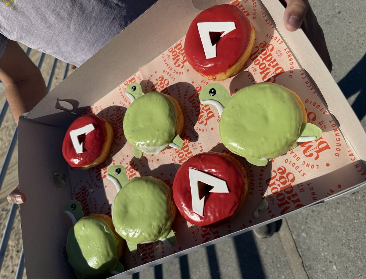 Ranger_Cali's tweet photo. In celebration of ALGS next weekend here are some Apex &amp; Nessie themed donuts❤️💚 https://t.co/GzJ0wQC15k