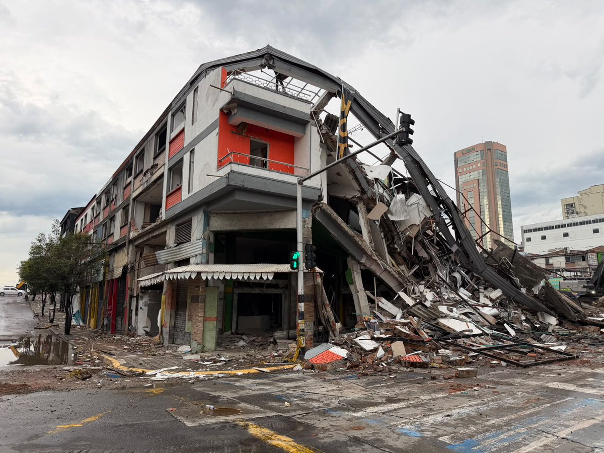 ELTIEMPO's tweet photo. 🚨Atención | El día de hoy colapsó una edificación en Pereira pendiente de demolición: hallaron dos cuerpos sin vida entre los escombros.

👉 La Alcaldía reiteró el llamado a la ciudadanía para que no ingrese ni permanezca en edificaciones declaradas en riesgo o con orden de demolición.

https://t.co/N5mtoSxqb6