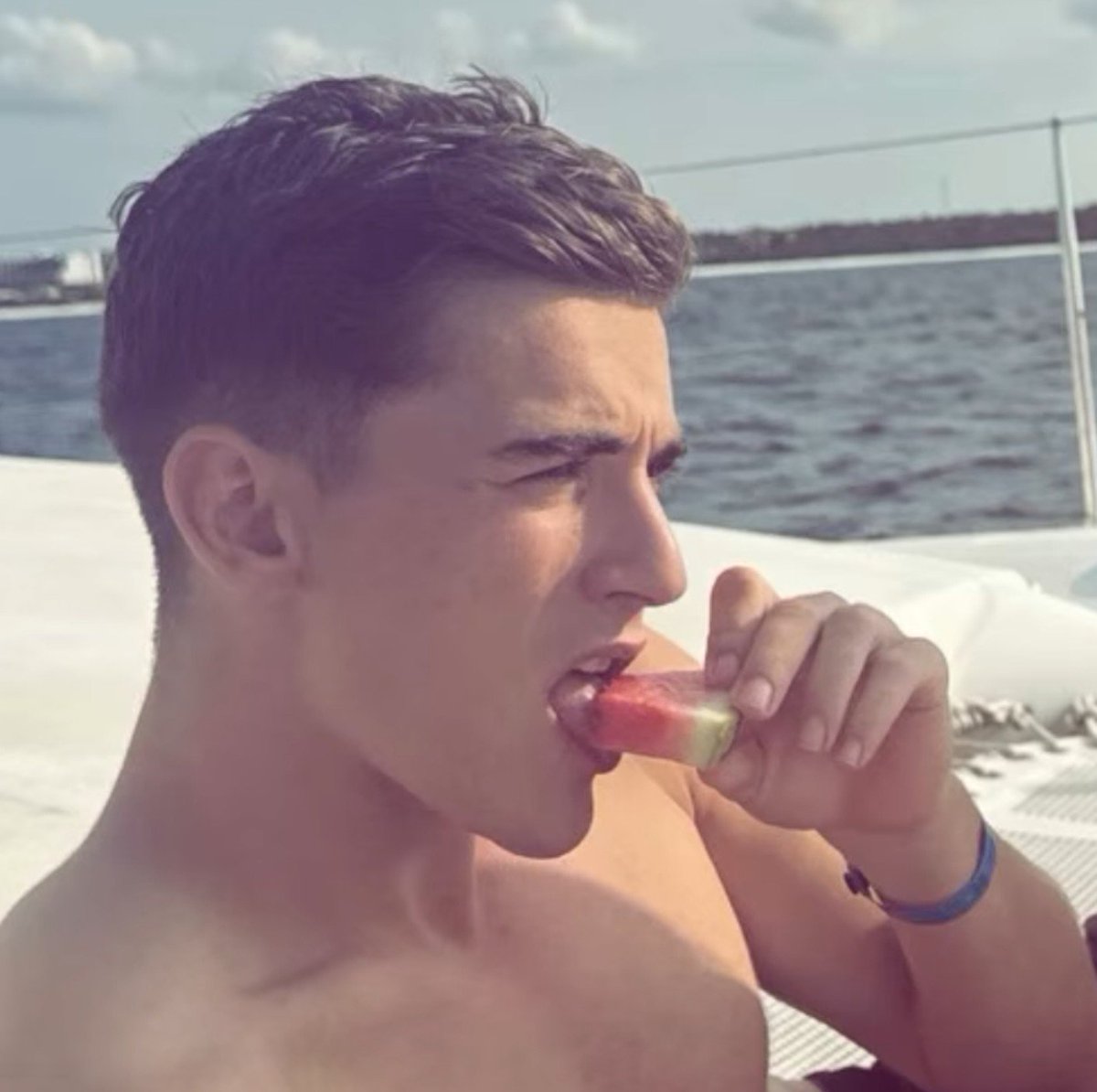 srztwce's tweet photo. tongue first is insane i gotta say https://t.co/kIOOykezY7