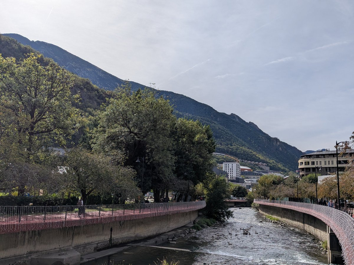 VisualMeteo's tweet photo. 🌤️ #Dissabte | Ambient típic de tardor amb temperatures fresques també al migdia.

🌡️⬆️ Màximes (°C) a #VisualMeteo:

15.8 #Encamp
14.3 #Escaldes
14.3 #Certés
12.2 #LaCortinada
10.1 #Rubió
9.0 #ElsPlans

📸 Andorra la Vella i la Cortinada https://t.co/xwRXDIPO1G
