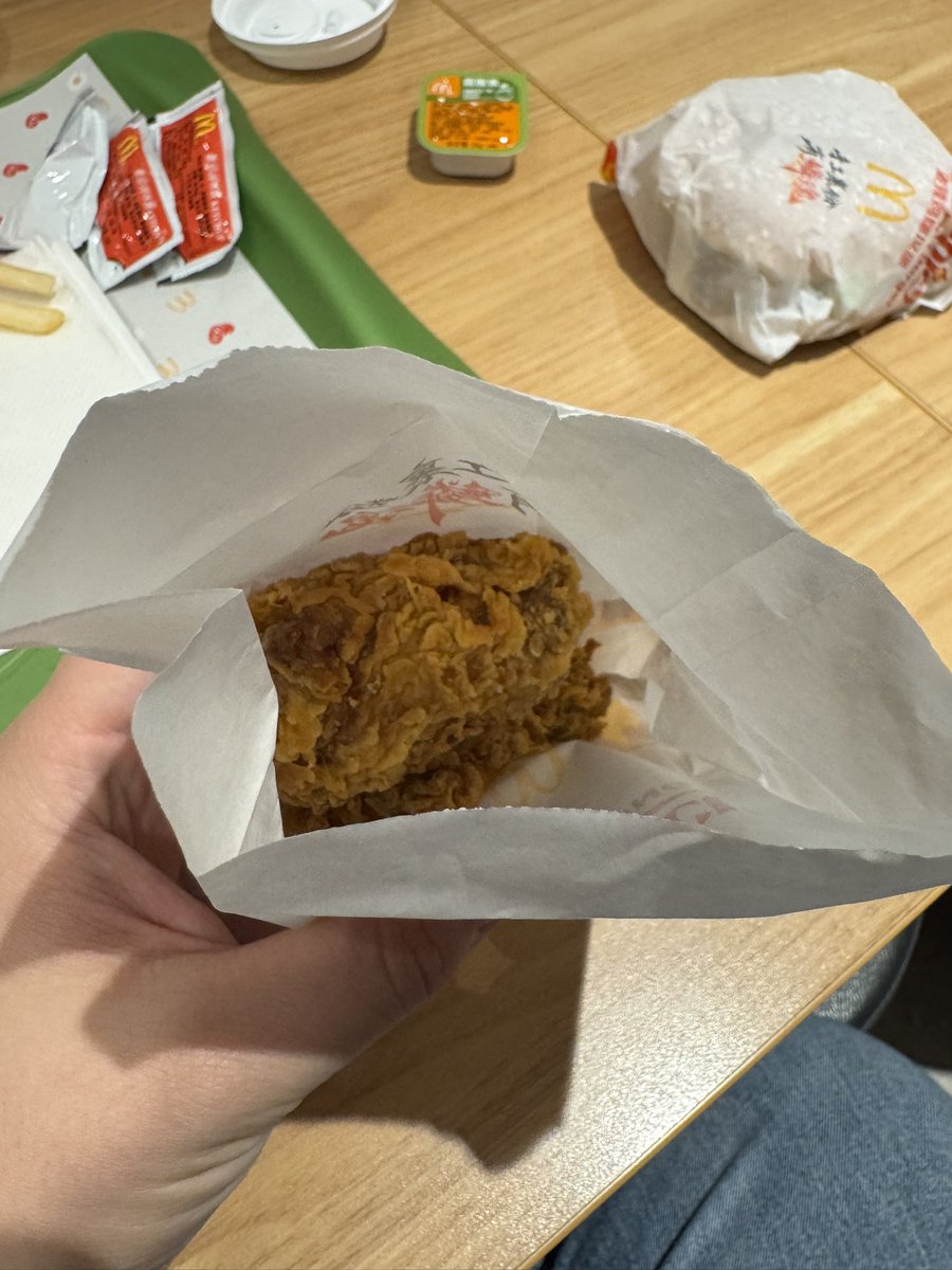 Carsofglasgow1's tweet photo. Trying McDonald’s in China 🇨🇳 
Interesting the wings are close to KFC style and the chicken burger is a coated chicken thigh. Have any of you tried McDonald’s in China? https://t.co/yiSJxTjFxp
