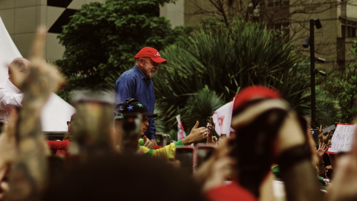 gggggggabrinho's tweet photo. eu, honestamente, sinto que fiz as maiores fotos da minha vida inteira hoje, em mais um ato histórico. luiz inácio lula da silva é sinônimo de esperança. 🌟 https://t.co/hsN7IlqMB1