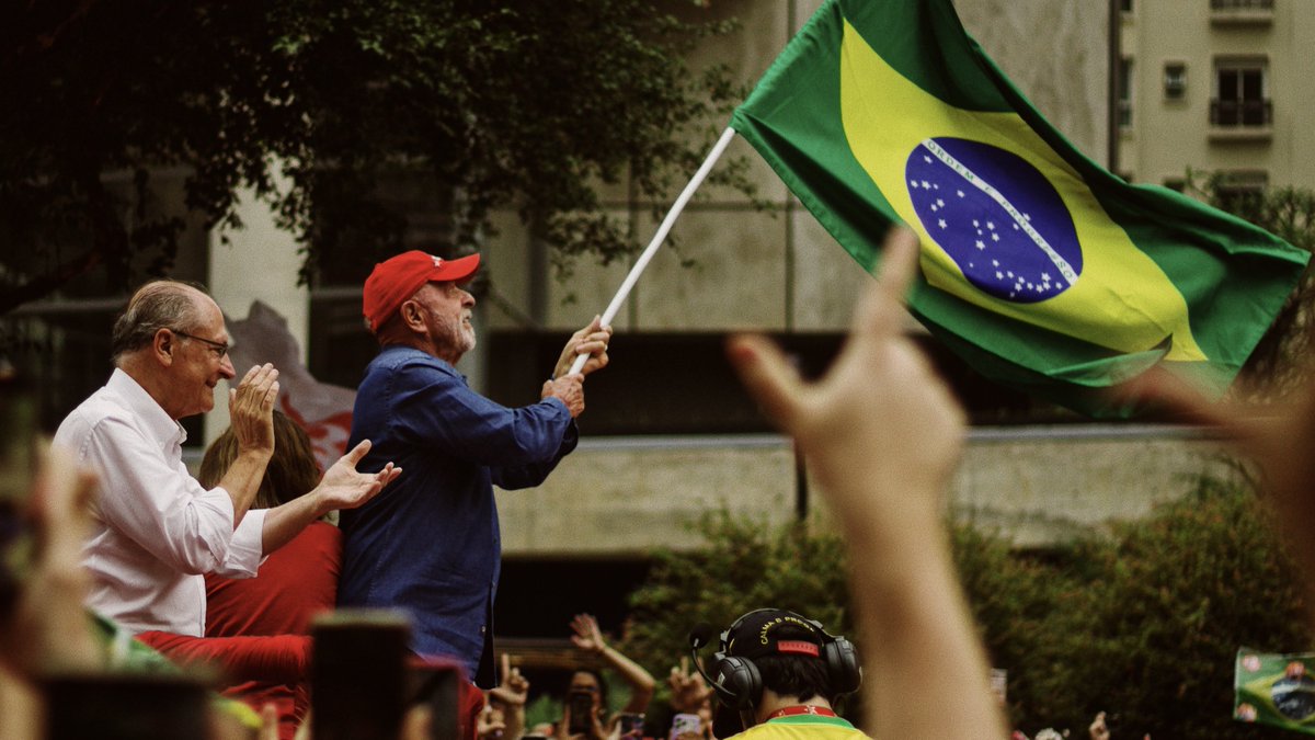 gggggggabrinho's tweet photo. eu, honestamente, sinto que fiz as maiores fotos da minha vida inteira hoje, em mais um ato histórico. luiz inácio lula da silva é sinônimo de esperança. 🌟 https://t.co/hsN7IlqMB1