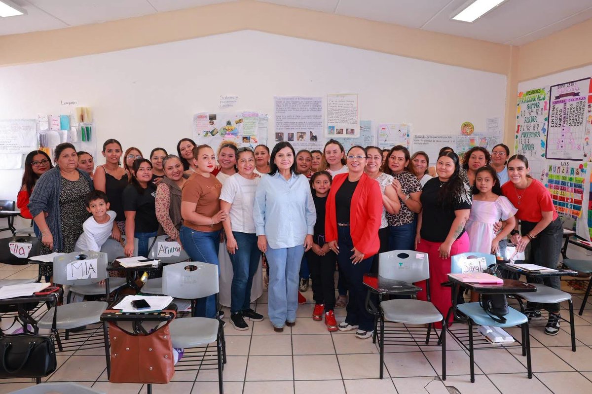 CentroInforma's tweet photo. Durante 50 horas de formación, las participantes reforzaron habilidades en talleres como repostería, belleza, bisutería, tejido crochet y decoración de eventos con globos, complementando su preparación con contenidos relacionados con mercadotecnia, competitividad y modelos de negocio para fortalecer sus oportunidades de autoempleo y generación de ingresos.
Además, conocieron los pasos finales para recibir el apoyo económico contemplado por el programa, mediante las tarjetas del Banco del Bienestar que les serán entregadas en los próximos días.