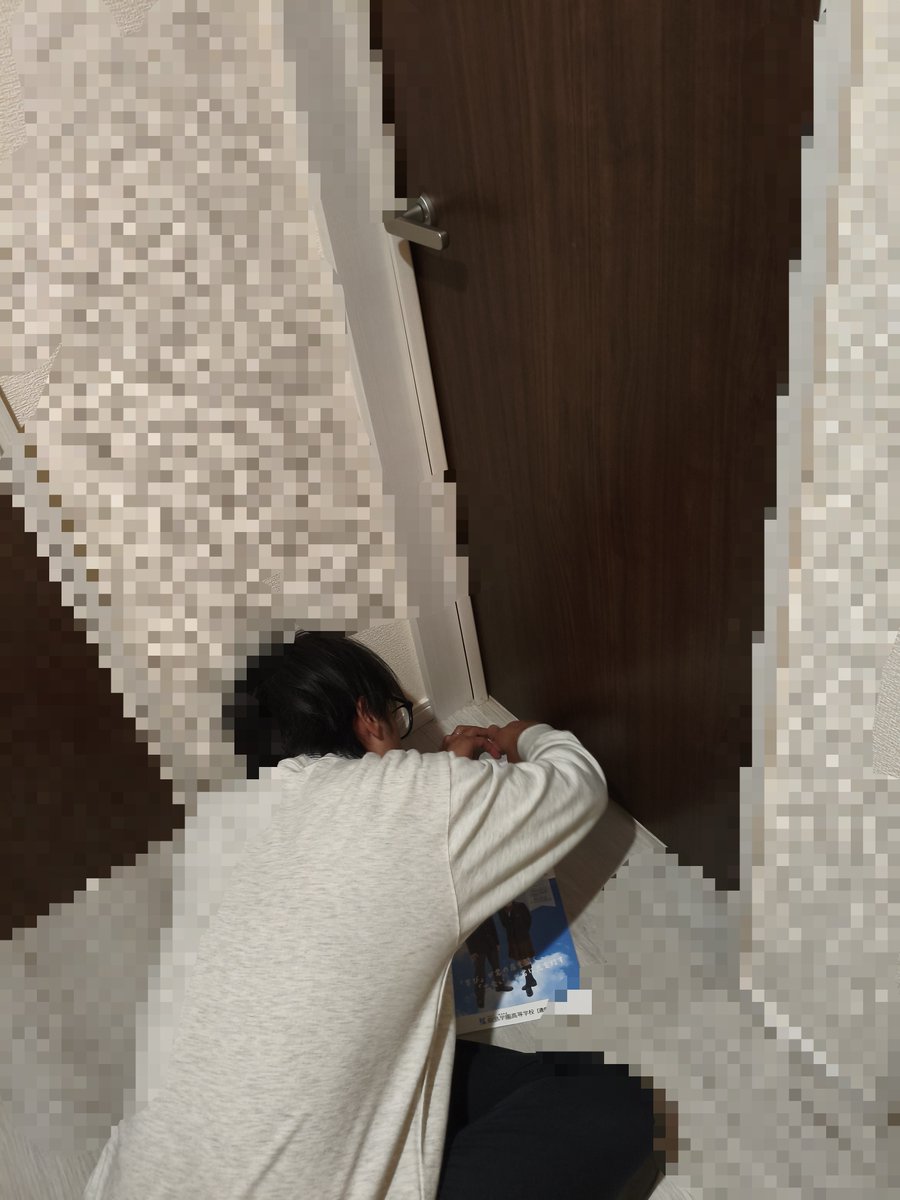kousotsu_'s tweet photo. 若年層のひきこもりも同じです！親のアプローチでは難しいケースが多く、第三者の関わりで外に出られるケースが多いです！

当会のアウトリーチ支援プロスタッフの根本は、ドア越しで話しかけ、ドアしたから名刺を渡して自己紹介をするところからスタートします。 
この現場はかなり緊張感があります。 https://t.co/g6M68DBxKH