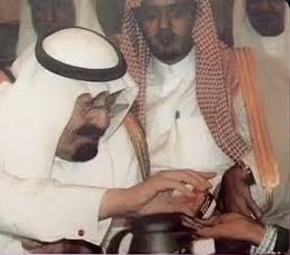 SpringLetters_'s tweet photo. على طاري عفوية الملك عبدالله الله يرحمه ذي صورتي المفضلة له وهو يعطي اللي جنبه حلاوة توتي فروتي https://t.co/HYdGxKBHYA