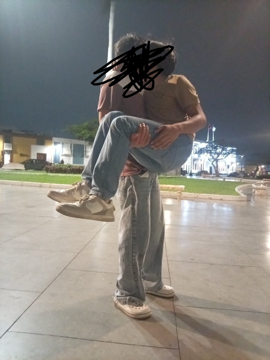 CAkintui96233's tweet photo. Uhhhh jajjaja ayer en la plaza de trux con los chicos quería un a foto épico y salió esa jajaj😁😁😁 #viral #f #trujillo #cristianugkuch https://t.co/3I1muncTpF