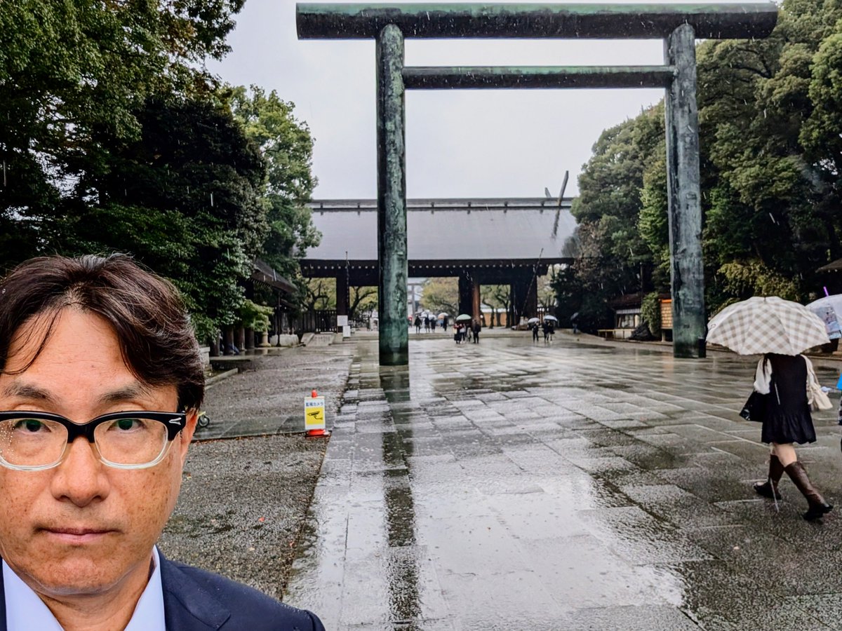 hoshumetal's tweet photo. そして昨日は、少しの時間でしたが靖国神社を参拝することができました。

東京へ行ける機会は年に何度もありませんから（今年は多いですけど）、行けるときにはできるだけ参拝するようにしています。

たまたま数日前に、映画『雪風 YUKIKAZE』を観たこともあり、先人たちが命を懸けて日本を守ってくださったことに思いを馳せ、静かに祈りを捧げました。

駆逐艦「雪風」は戦艦や空母などの主力艦を護衛し、敵の攻撃から守る役割を担っていました。そして、傷つき沈んでいく艦があれば、海に投げ出された仲間たちを救助することにも力を尽くしました。

最後の一人まで諦めず、仲間を救おうとするその姿勢に、私は強く心を打たれました。

雪風は大戦中一度も沈まなかったことから「不沈艦」とか「幸運艦」とも呼ばれていました。

私たち日本保守党も、戦艦大和のような大きな船ではありません。むしろ小さな駆逐艦のような存在かもしれません。しかし、どんなに困難な状況でも、最後まで諦めない。仲間を見捨てない。そして、日本という大きな船を守り抜く。

そんな気持ちを新たにした靖国神社参拝でした。

先人たちが命を懸けて守ってくださった日本を、私たちの世代で沈ませるわけにはいきません。

#靖国神社
#日本保守党