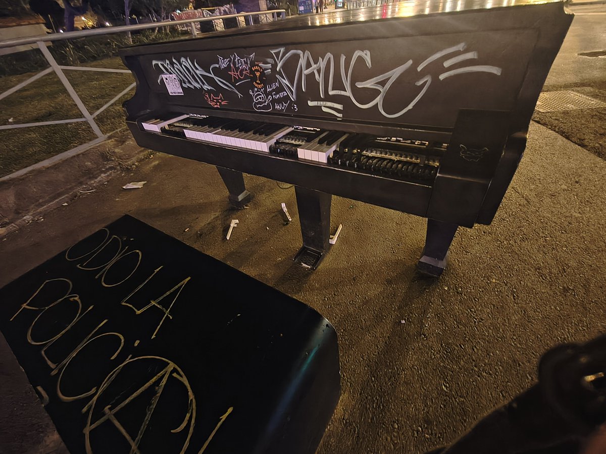 acetona43's tweet photo. Supongo que lo de vandalizar un piano mejora lo de la vivienda.
Seguro que si. https://t.co/IcEdAxpl1D