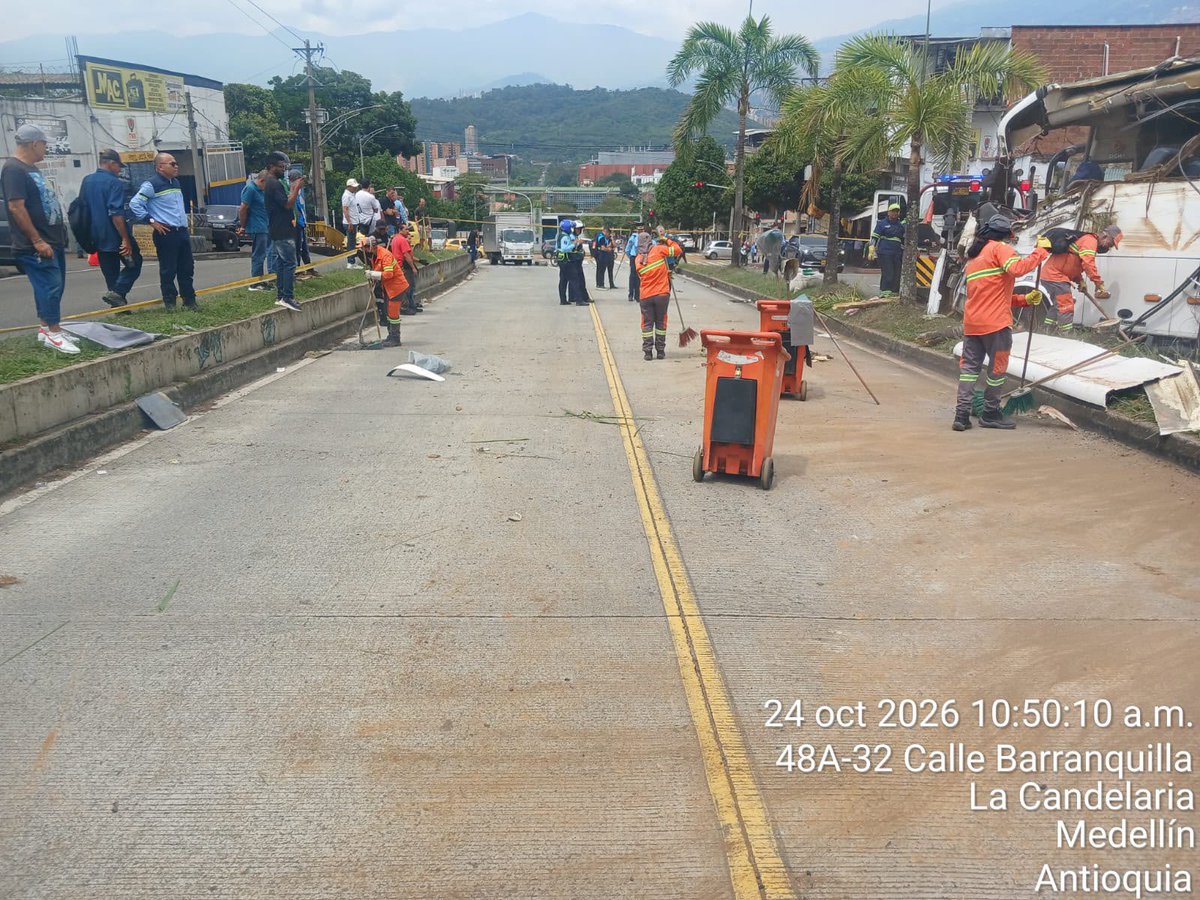Emvarias's tweet photo. Tras una emergencia vial registrada en el sector de Palos Verdes, nuestro equipo operativo realizó labores de limpieza y recuperación del espacio, contribuyendo a restablecer sus condiciones de aseo y seguridad.

¡Siempre al servicio de nuestra ciudad! 🧡🌆🚚🧹 https://t.co/E6nRvARd0i