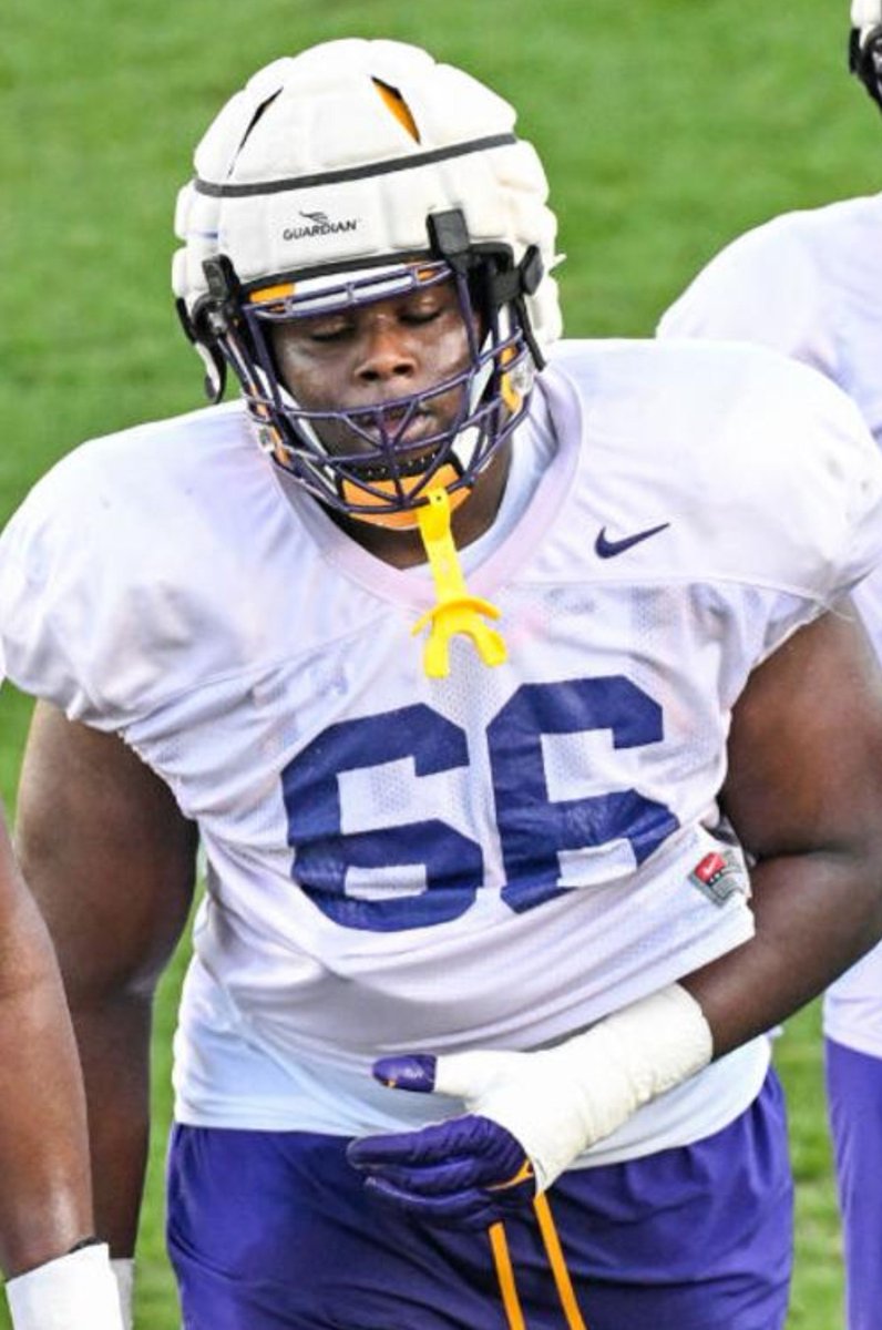LonnPhillips's tweet photo. BREAKING NEWS From https://t.co/OWpP5du2EB: #LSU offensive guard Solomon Thomas is "no longer on the team at this time" according to a source. 
Right now, I can't confirm a reason why for his departure (despite some convos, I need more).
The former 5 star OL prospect took a red shirt during 2025 due to a broken foot & hasn't appeared in a single snap across both seasons as a 🐅 due to injury. There was a lot of anticipation to see him play & calls for him to play from fans & media alike since his arrival. (🫡 @ZOMBIEG67).👇
https://t.co/Q6ZjUW5FGY