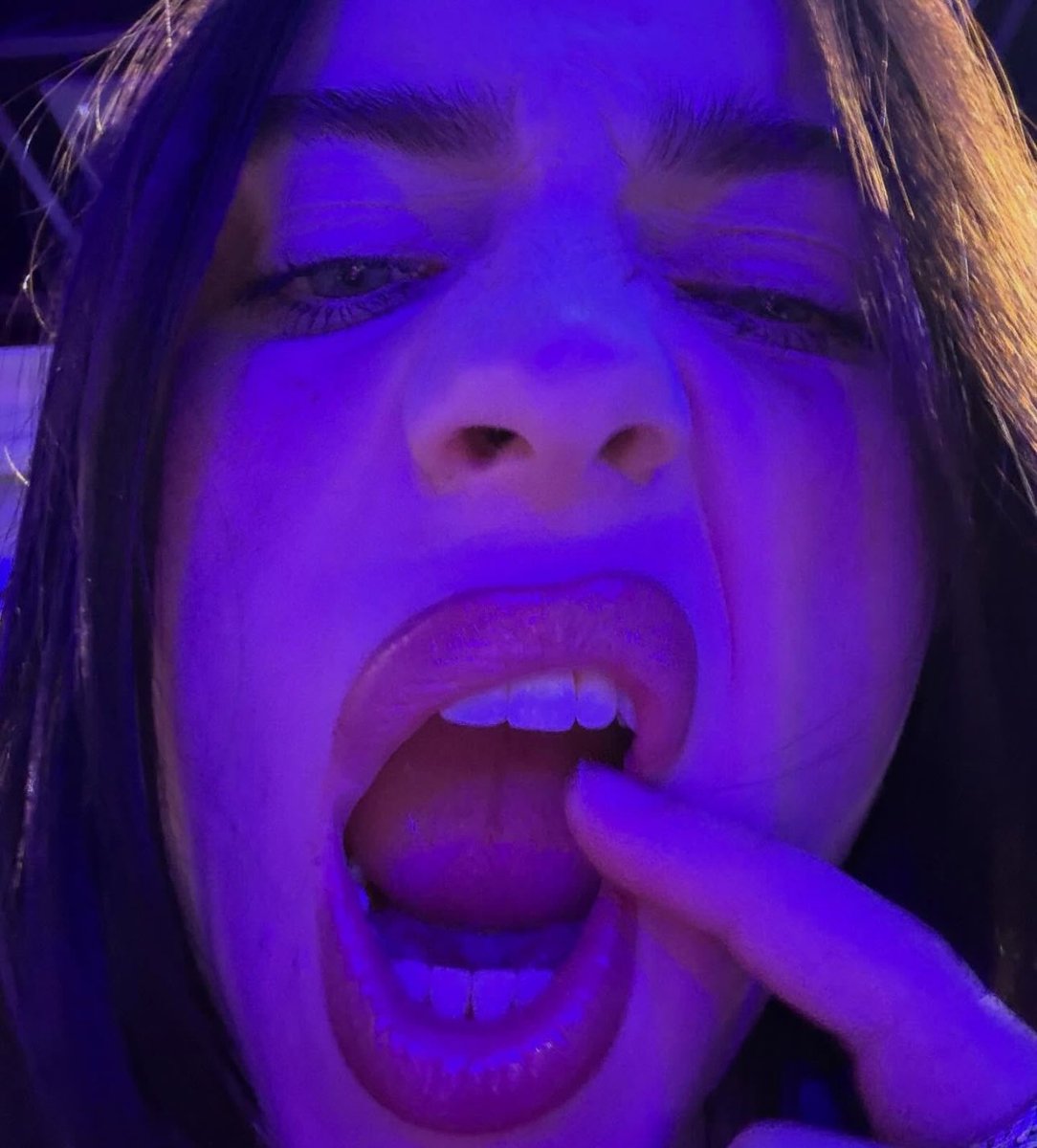 IconicPalace's tweet photo. billie eilish https://t.co/6H0EsE0KWQ