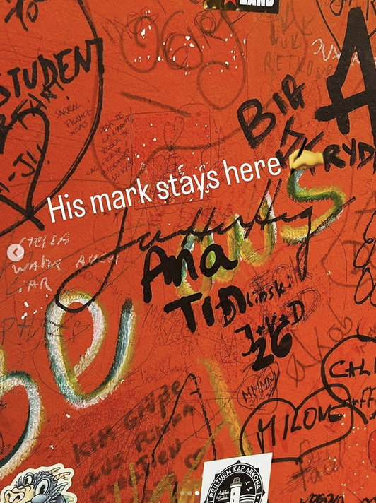 DeepIceValue's tweet photo. CEO of $NVDA, Jensen Huang, was found eating kebab in Berlin yesterday..

He also signed the wall of the kebab place! https://t.co/1L9nn34cXE