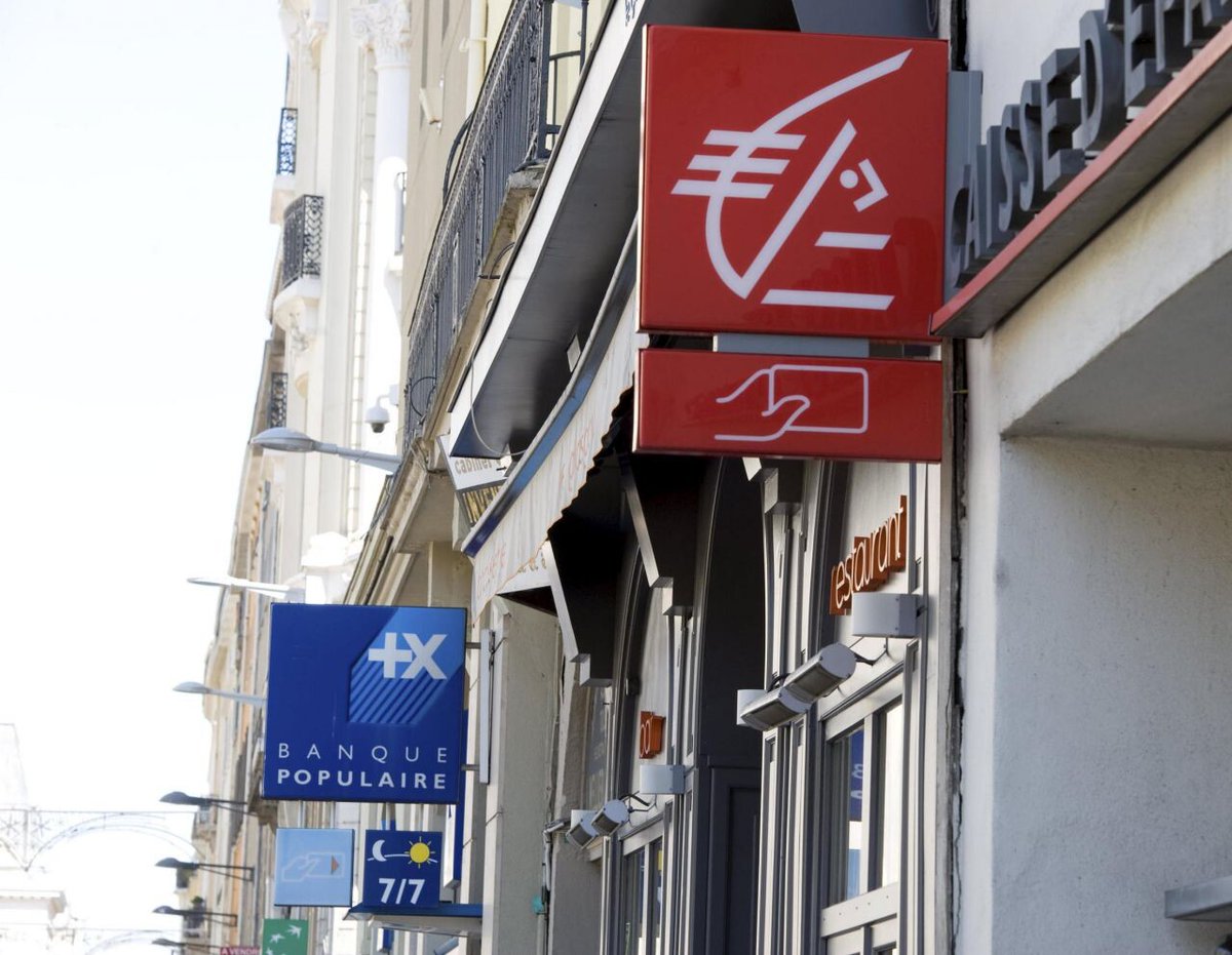 le_Parisien's tweet photo. Manifestation du 24 octobre à Tours : une agence bancaire incendiée, des habitants vivant au-dessus relogés
➡️ https://t.co/ZNGkUJxvi7 https://t.co/vSYJ8X1TTz