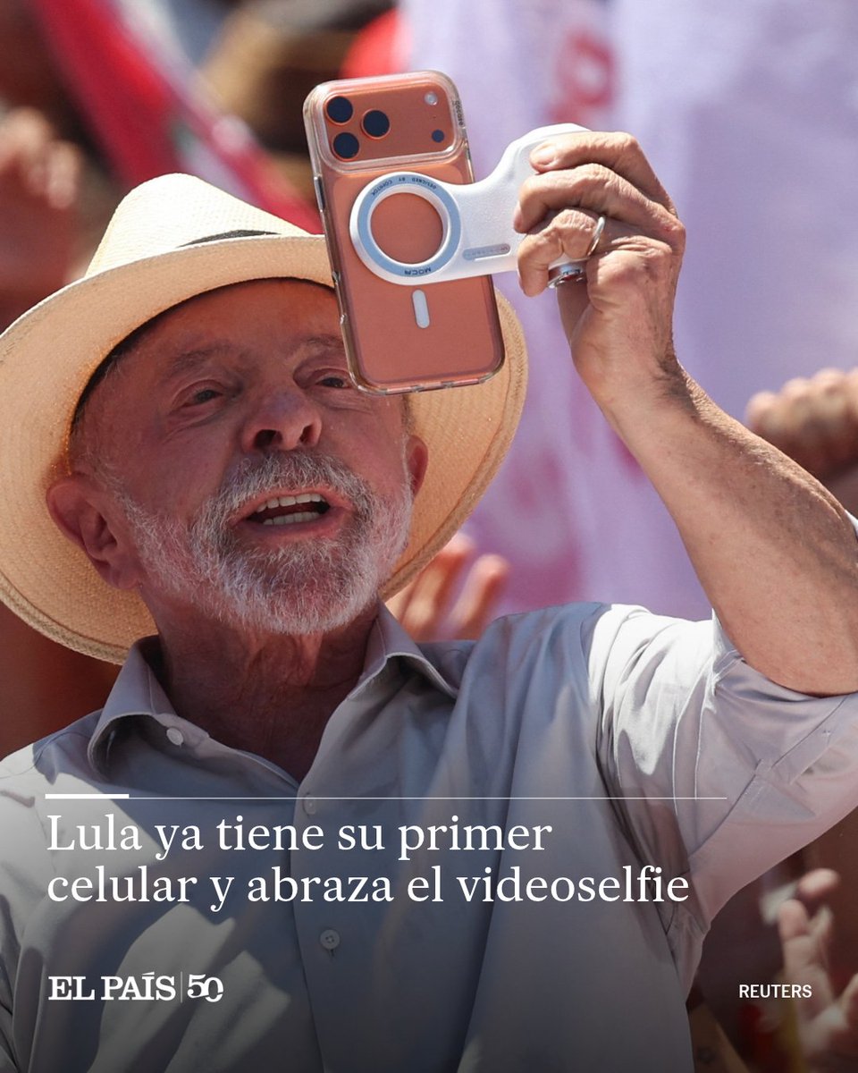 elpais_america's tweet photo. Presidente de Brasil y candidato a la reelección, Lula acaba de estrenar el primer celular de su vida a los 80 años. Quién sabe si es un regalo de cumpleaños adelantado porque el martes 27 cumple los 81. Hasta ahora, el veterano político echaba mano de los teléfonos de sus colaboradores o de su esposa cuando necesitaba hacer una llamada. Ya no es un presidente analógico  https://t.co/B1hb9L61Zs