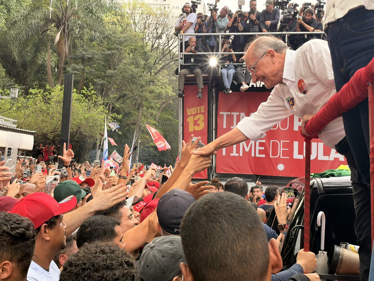 geraldoalckmin's tweet photo. Histórica e emocionante, assim foi a caminhada da vitória com @LulaOficial na Avenida Paulista. 14 quarteirões tomados numa das maiores demonstrações populares da história do nosso país. https://t.co/u9Kt4f5GWP