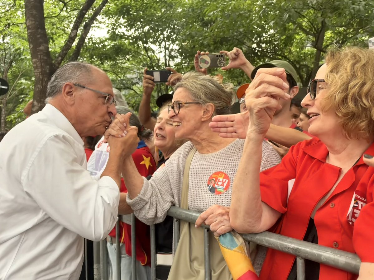 geraldoalckmin's tweet photo. Um país que quer que a mudança continue no rumo certo. Um país fraterno, respeitoso e mais justo. Amanhã é dia de virada, bora, Brasil! 🇧🇷 https://t.co/rGDxLbNfoy