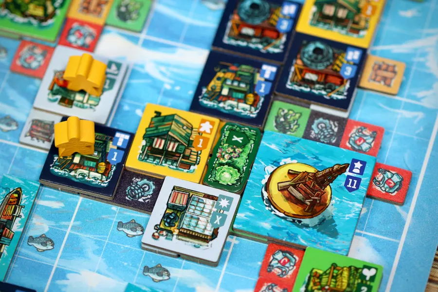 BoardGameJay's tweet photo. In this tile laying board game, build a floating settlement in the middle of the sea by salvaging waste

-Draft &amp; place polyomino tiles to expand your settlement
-Rescue survivors, send boats, &amp; capture fish
-Place buildings on top, like a warehouse

The game is called Kalypso https://t.co/xJD5ZvRxhw