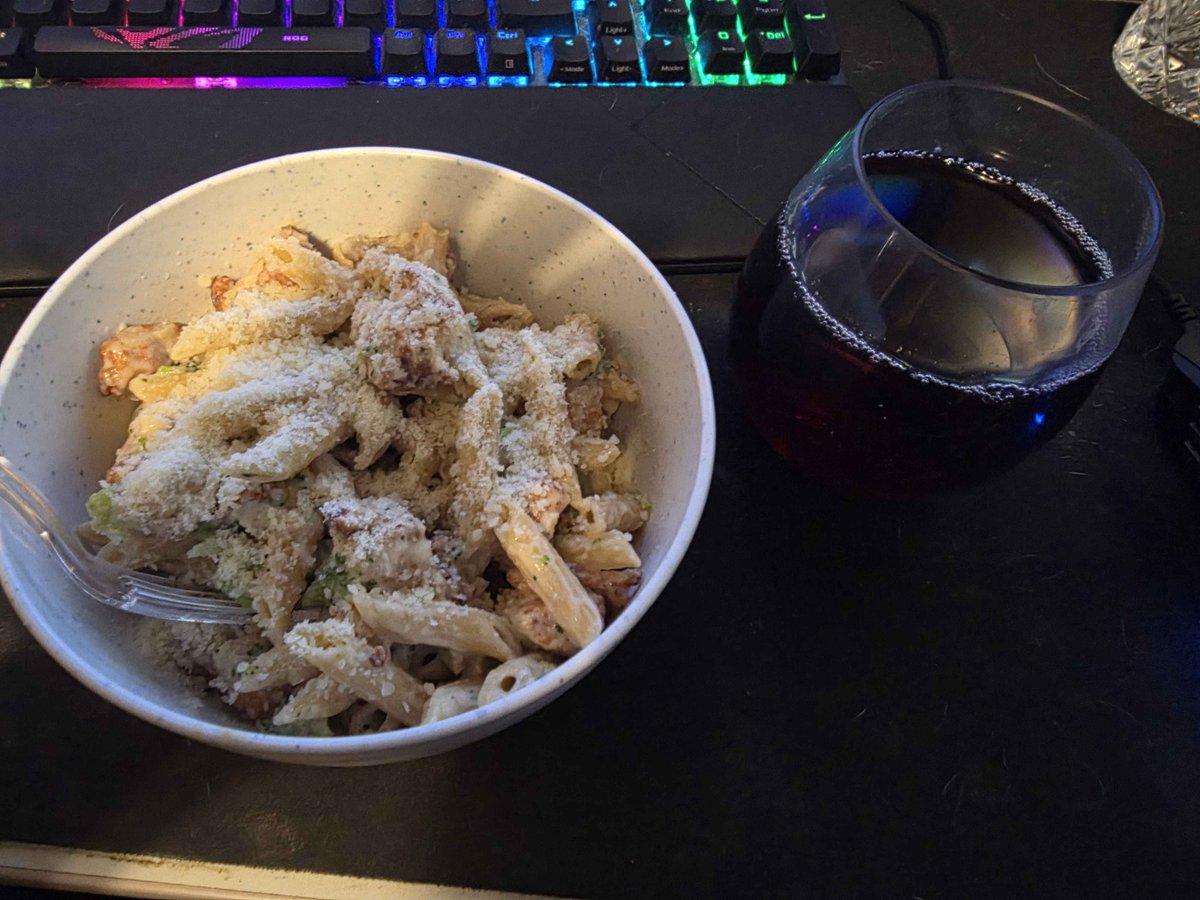 __kimmu__'s tweet photo. Creamy penne, a snowstorm of parmesan, and RGB lighting doing the ambiance work. 🍝
#VRChat #VRVR #foodtwt https://t.co/XQPlXVScQJ