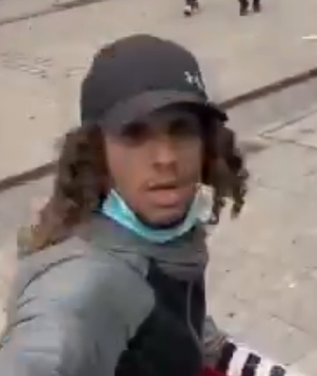 volga207's tweet photo. 🇫🇷Un Sephora pillé à Lyon.
Selon la gauche, révéler le profil des individus qui volent ou qui profitent du vol, c'est raciste. https://t.co/0f5C58uzK8