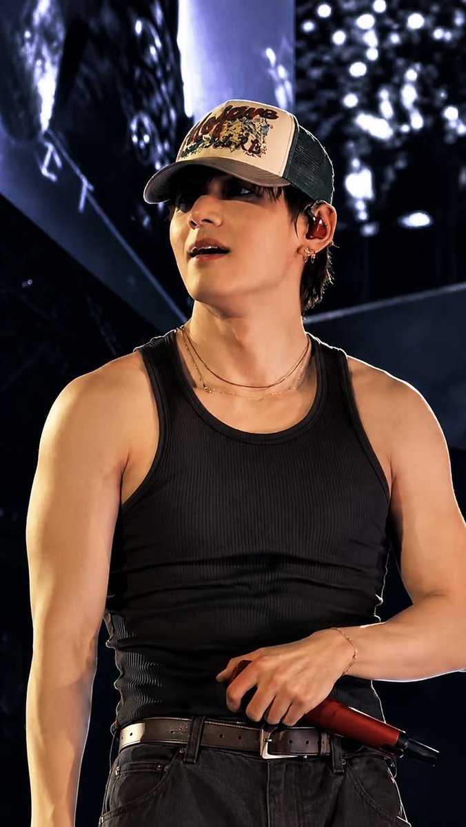 fakimoon's tweet photo. taehyung with backward caps 🫦 https://t.co/JtljnY4BR6