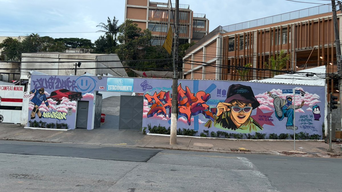 BTSxBRAZIL's tweet photo. 💜 Mural pronto! Ele vai ficar do dia 24 de outubro a 7 de novembro, no muro externo do estacionamento do Rimet Park, em frente ao Portão 5 do Estádio MorumBIS, São Paulo! https://t.co/LYEoLhqygH