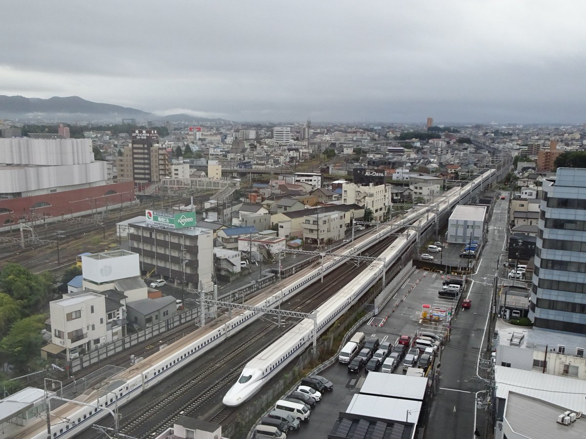 OY_Express9's tweet photo. 豊橋のホテルをチェックアウト。 全国ツアー2026セミファイナル以来だけど、相変わらず東海道新幹線ビューが素晴らしい。 https://t.co/sGDXZPyxx2