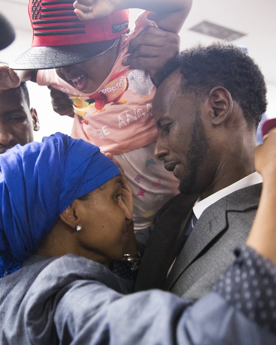 AtticusJazz's tweet photo. Ilhan Omar heiratete ihren ersten Mann im Alter von 19 Jahren nur islamisch und zunächst nicht zivilrechtlich. Das Paar bekam zwei Kinder.

Im Jahr 2009 heiratete sie zivilrechtlich ihren zweiten Mann zivilrechtlich. Schon damals ging das Gerücht herum, dass der in Grossbritannien lebende Mann schwul sei. Nun wurde dies bestätigt. Er bekennt sich öffentlich zu seiner Homosexualität und forscht im Bereich von Queer Studies.

Während einer Zeitperiode nach diesem Eheschluss waren alle drei Personen - der erste Ehemann, der zweite Ehemann und sie - unter der gleichen Adresse in Columbia Heights (Vorort von Minneapolis) angemeldet.

Im Jahr 2011 trennte sich Ilhan Omar vom zweiten Ehemann (schwul und vermutlich ihr Bruder).

Sie kommt mit ihrem ersten Mann wieder zusammen, zeugt mit diesem nochmals ein Kind, während sie mit ihrem schwulen Ehemann (vermutlich Bruder) verheiratet bleibt.

Ich denke, dass hier sehr viele Red Flags vorliegen, welche auf das Vorhandensein einer Scheinehe hindeuten.