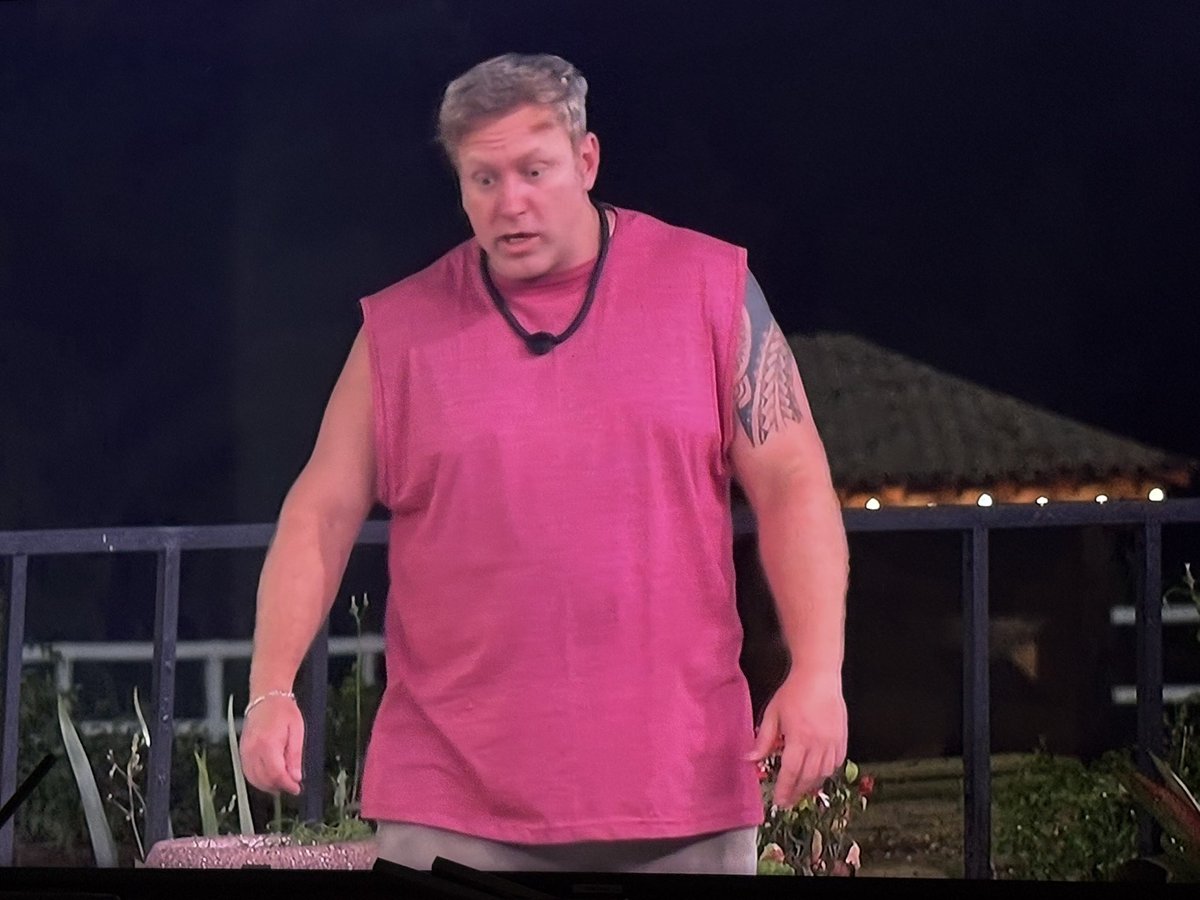 GivenLuciana's tweet photo. Em conversa com Tina
Sérgio falando  que vai chamar um grupo pra ir no bar do Daniel revirar tudo lá( quebrar)

Olha isso adm!  #AFazenda18 https://t.co/dyaNGBB7GI