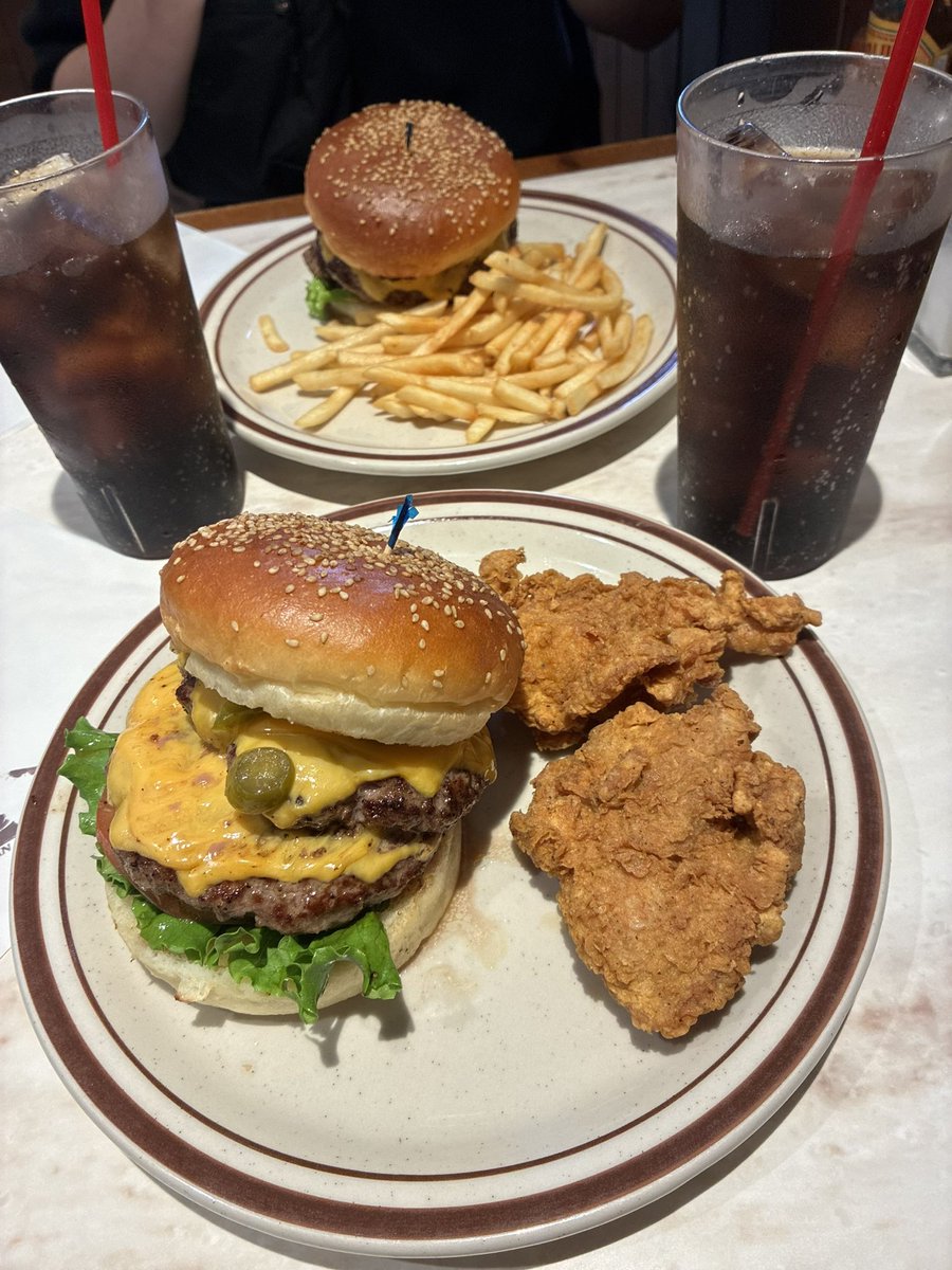 ryoryouuhei's tweet photo. 昨日食べたハンバーガー🍔

友人と食べる背徳感がある飯は最高ですね！彼とは投資仲間でもあるので、情報交換はいつも欠かさないです！
コツコツと積立ていくのみ！
お腹にも脂肪を積立てていくのみ！笑

#株式投資　#積立　#NISA https://t.co/y0wpsHR059