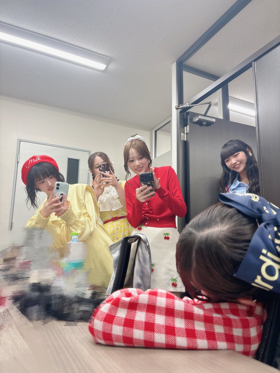 erisahigasiyama's tweet photo. おはようございます！☀️

ももにゃの可愛すぎる寝顔と
撮影するメンバー📸🎀

みんなかわいすぎる🥹見てみて～🤭
#高嶺のなでしこ https://t.co/xeDL7fmZf2
