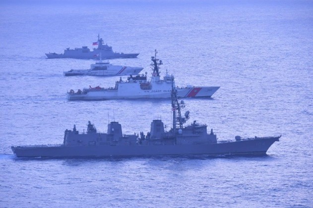 jointstaffpa's tweet photo. 自衛隊は、「自由で開かれたインド太平洋」を支える地域及び国際的協力を強化する共同のコミットメントを示すに当たり、日米比３か国による海上協同活動（Maritime Cooperative Activity）として、米沿岸警備隊、フィリピン海空軍及びフィリピン沿岸警備隊と下記のとおり共同訓練を実施しました。
海上協同活動は、航行の自由及び上空飛行の自由を支持するとともに、国連海洋法条約（UNCLOS）に反映された国際法上の海上におけるその他の権利を尊重する活動です。