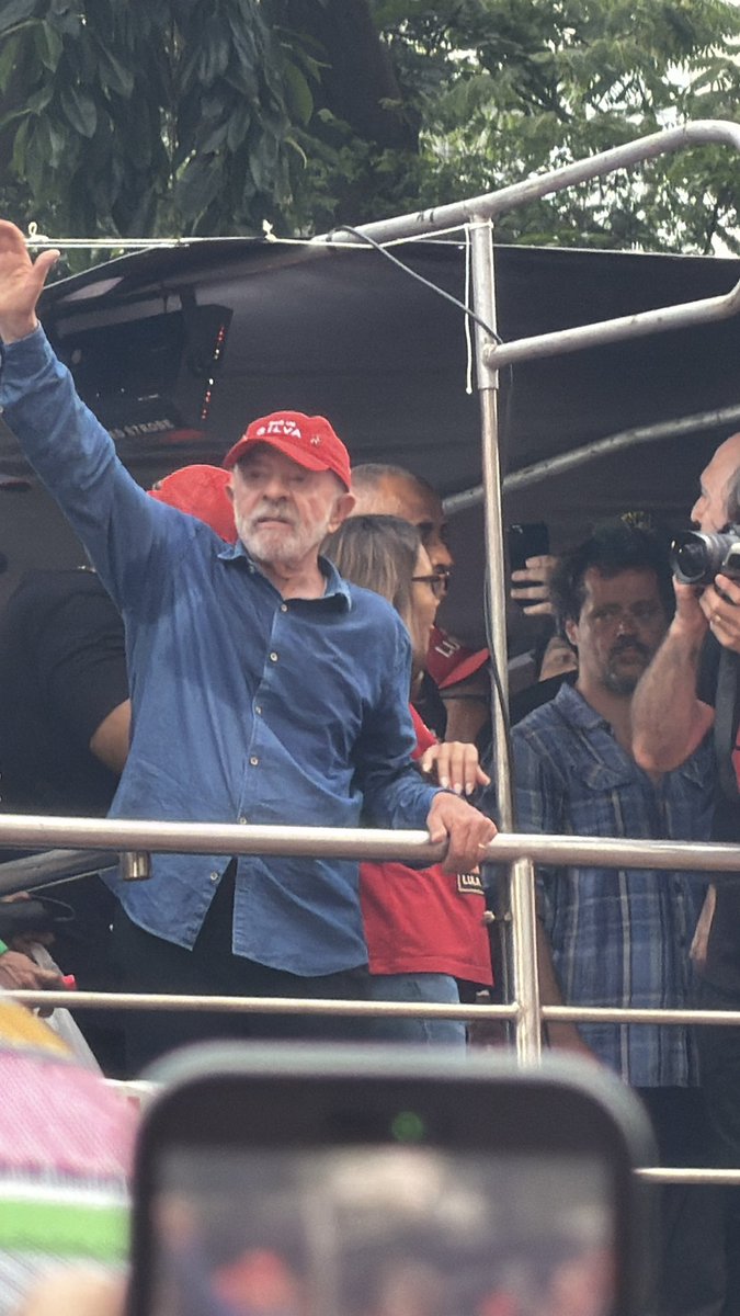 jaorry's tweet photo. lutando pela democracia do meu país ao lado do meu presidente, meu ídolo, minha melhor amiga e minha mãe ⭐️

#ComLulaNaRua 
#LulaNaPaulista https://t.co/h2FYKmyHVO