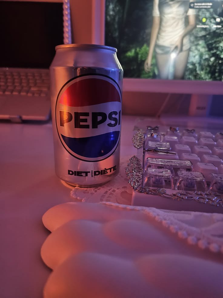 Evieladuni's tweet photo. Diet pepsi maxing https://t.co/9tpJI1sRGR