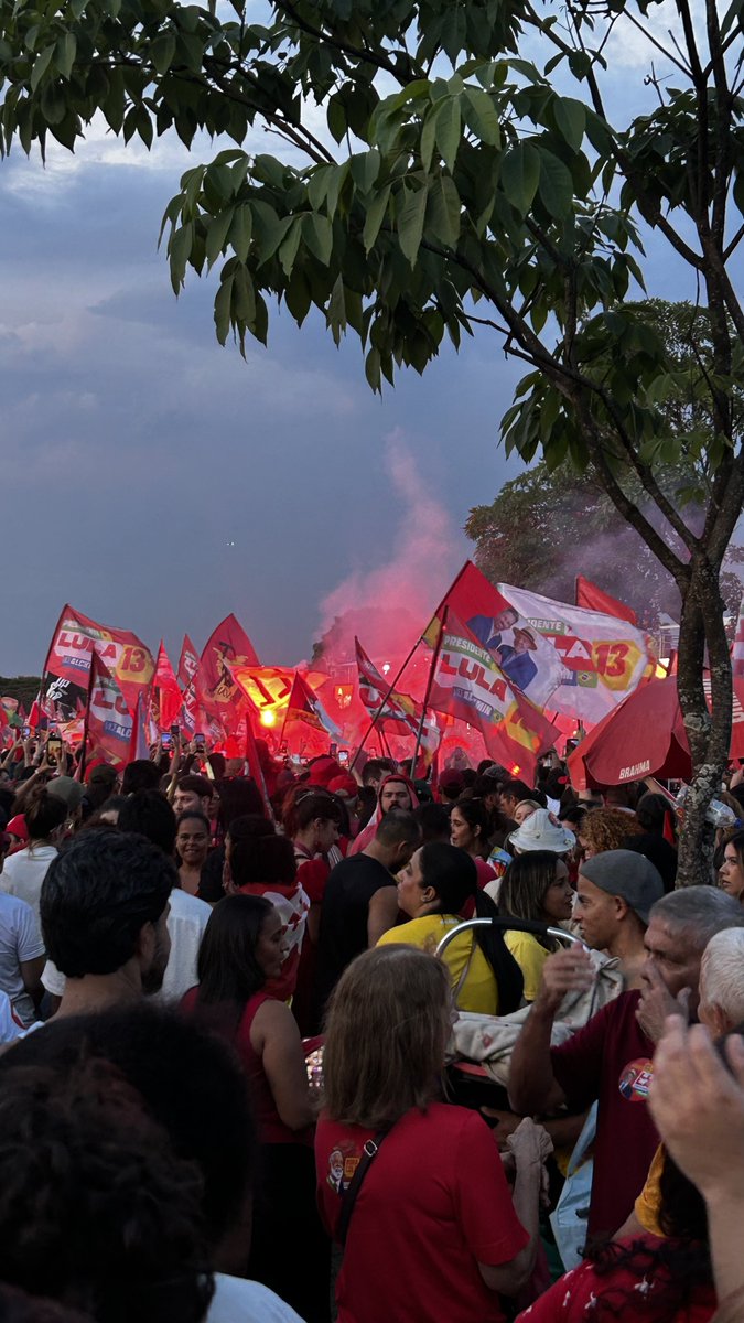 blackberika's tweet photo. simplesmente Brasília com Lula https://t.co/mUGShmgpW1