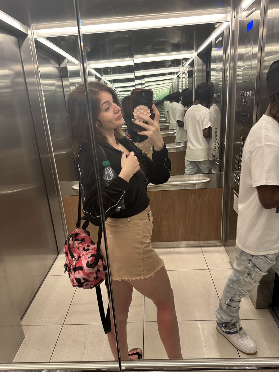 officialavyskye's tweet photo. Sexy lil brunette … ignore the sunburns https://t.co/C4cx6aUFAc