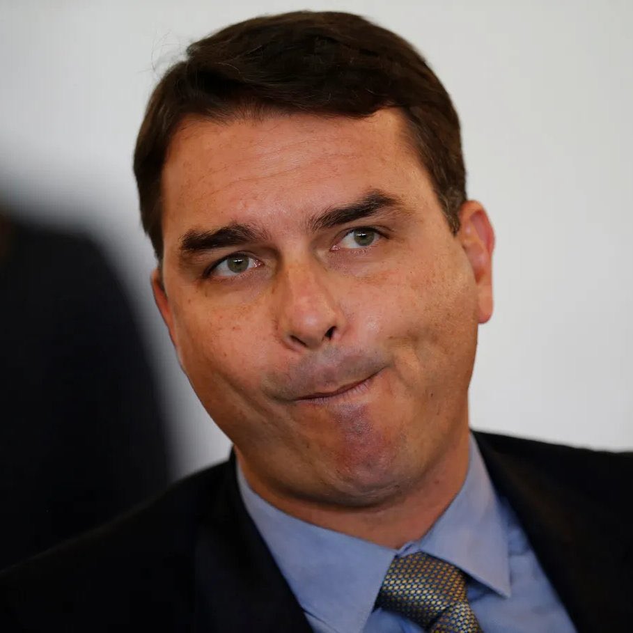 poponze's tweet photo. 🚨 Mesmo com Lula cumprindo todas as solicitações e a poucas horas do segundo turno das eleições presidenciais, Flávio Bolsonaro ainda não abriu seus sigilos telefônico e bancário. https://t.co/LrivoPIyGa