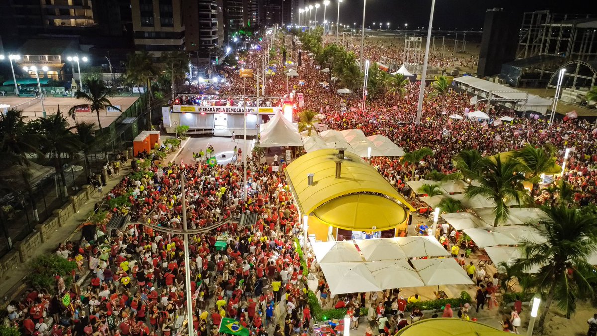 MidiaNINJA's tweet photo. AGORA: CEARÁ PELA DEMOCRACIA

Multidão lota aterro da Praia de Iracema, em Fortaleza, em ato cultural com artistas locais e nacionais, como Don L e Kannalha.

🎥: @jonathansaless_ | CC Mídia Ninja https://t.co/Qob9ABekbd