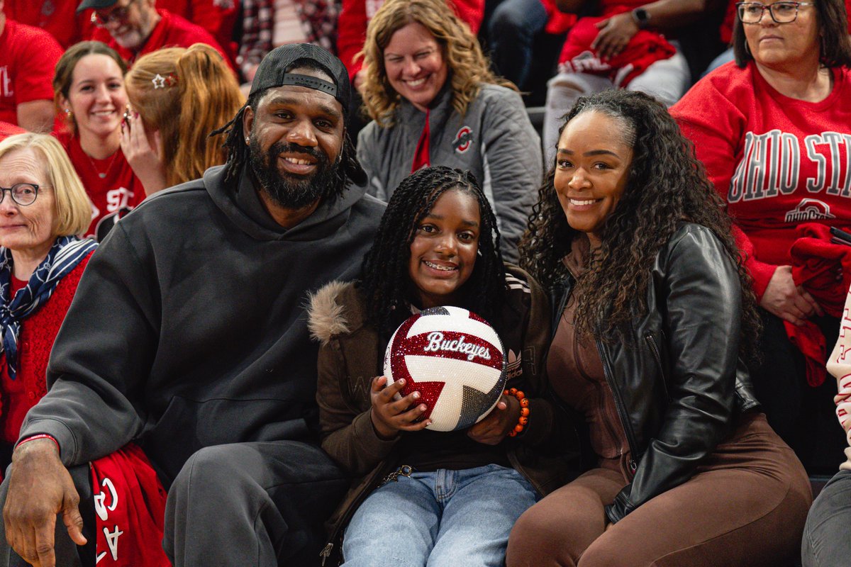 OhioStAthletics's tweet photo. Greg Oden in the house supporting @OhioStateWVB 🗣️

@OhioStateHoops | #GoBucks https://t.co/XVs2JrBzsB